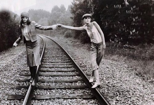 欧美风格两姐妹图片素材