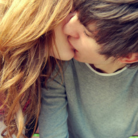 2013接吻情侣qq头像 猜不透你瞳孔的↘颜色_