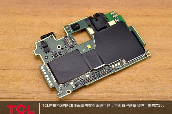 图为TCL idol X+东东枪2主板正面