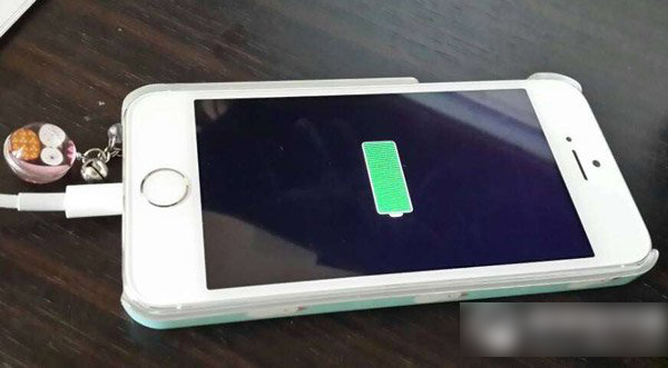 苹果手机主页音乐学院iphone5s添加发烫严重?iphone回忆手机充电图片