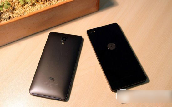 小米4和锤子手机哪个好? 锤子手机和小米4后壳