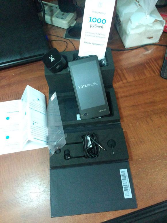 全球首款双屏安卓智能手机抢先看 俄罗斯yota