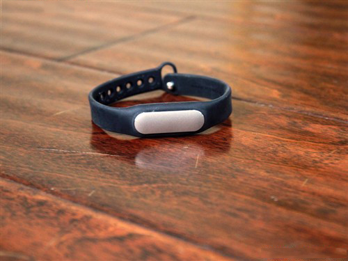 小米智能手环遭疯抢 不到一小时在天猫售完_硬