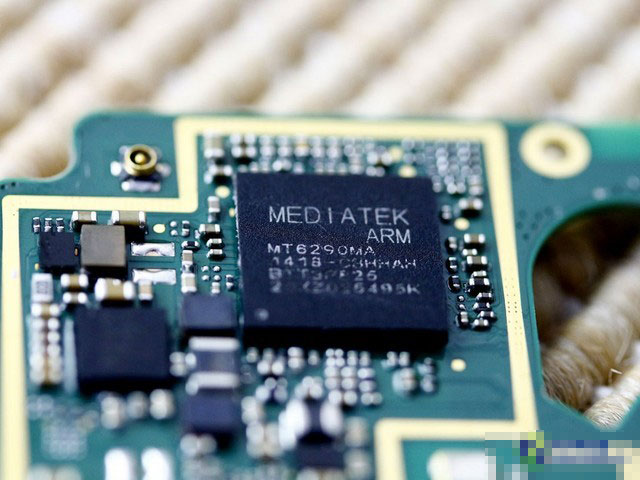 联想手机A8的八核4G卖点如何造成?尤其是4G方面到底靠什么实现?大家都知道MT6592八核处理器并不支持LTE网络,那么A8的4G是靠谁才能够实现?就是这颗MT6290基带芯片,正是它提供了LTE制式的支持,让大家在A8身上体验到了快速的4G网络。
