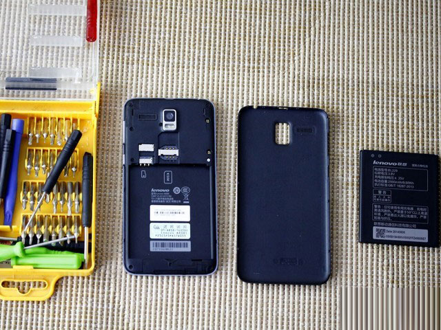 截止到上一张图片,联想手机A8的拆解已经差不多完成,再往下拆除已经没有太大必要,也超出了大家想要看到内部做工的参考意义。反之按照拆解步骤将其复原也比较简单,最终就是大家看到的样子,将电池装入将后壳盖上之后即可正常使用。联想手机A8细节做工方面很具大牌风范,走线清晰边角细致用料扎实,虽然并不像旗舰机型那般复杂或者高密度,但如此的严谨也符合它的定位。