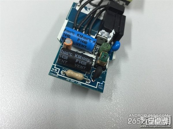 Galaxy S6国行充电器拆解:充电很快哟