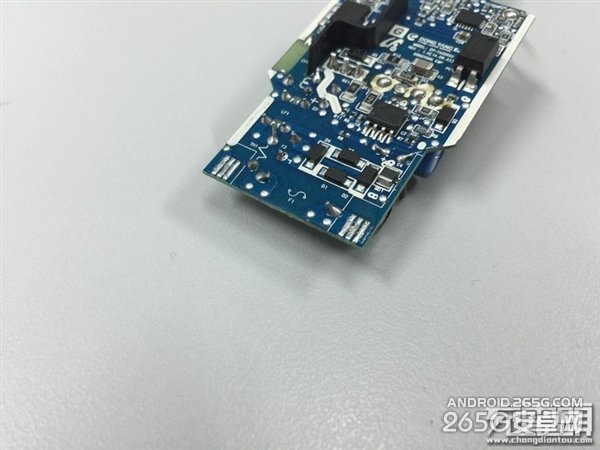 Galaxy S6国行充电器拆解:充电很快哟