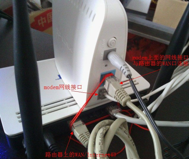modem或者说“猫”与路由器应该怎么进行连接呢?面对路由器上的5个接口很多用户就觉得头大,不知道应该插那一个接口和modem来进行连接。其实猫和路由器的连接十分的简单,本文将为大家家属具体的连接方法。 通过ADSL上网的时候会用到modem这种设备,modem(猫)上面有两个接口,一个是电话线接口,还有一个就是用来连接路由器或者电脑的,电话线和网线接口的大小有所区别,因此modem上面的连接很好区分。 用户搞不清楚的是在路由器上面,因为现在一般的家庭无线路由器都有5个接口,用户不