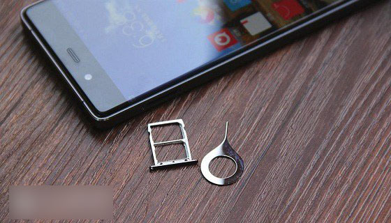 努比亚Z9怎么装卡?中兴nubia Z9手机sim卡安装