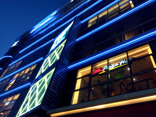 SUGAR2手机评测:136颗宝石镶嵌 美极了