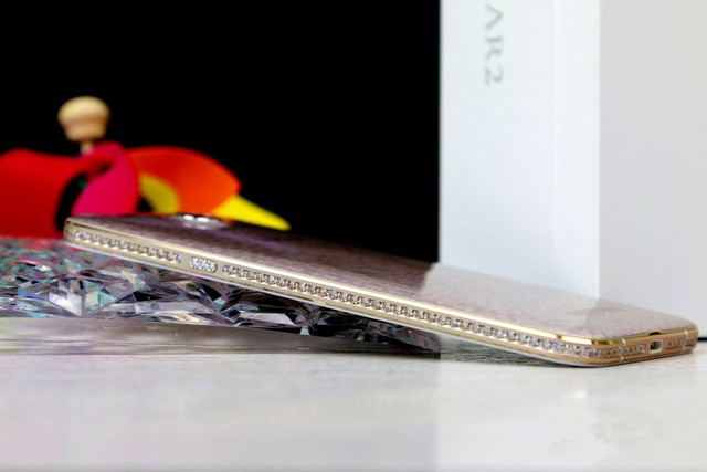 SUGAR2手机评测:136颗宝石镶嵌 美极了