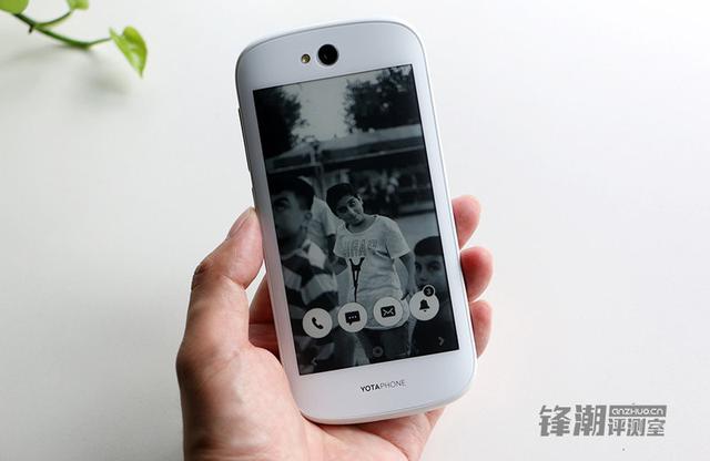 ߱Ƹں ˫ֻYotaPhone 2 