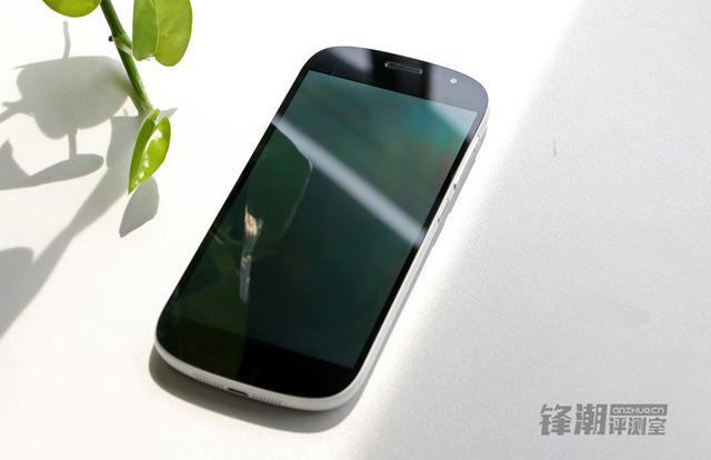 ߱Ƹں ˫ֻYotaPhone 2 