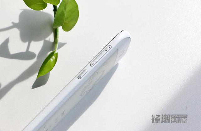 ߱Ƹں ˫ֻYotaPhone 2 