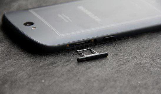 ߱Ƹں ˫ֻYotaPhone 2 