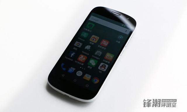 ߱Ƹں ˫ֻYotaPhone 2 