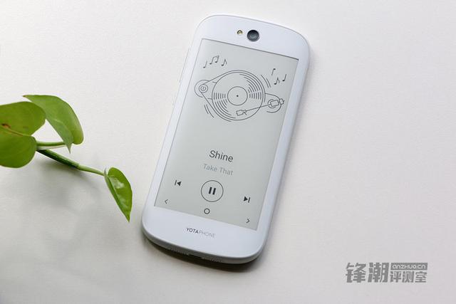 ߱Ƹں ˫ֻYotaPhone 2 