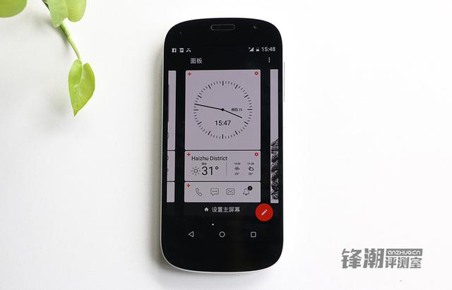 ߱Ƹں ˫ֻYotaPhone 2 