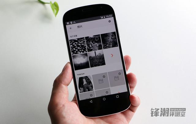 ߱Ƹں ˫ֻYotaPhone 2 