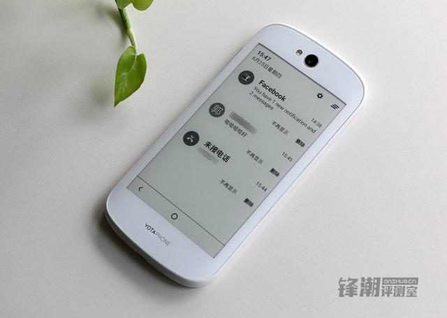 ߱Ƹں ˫ֻYotaPhone 2 