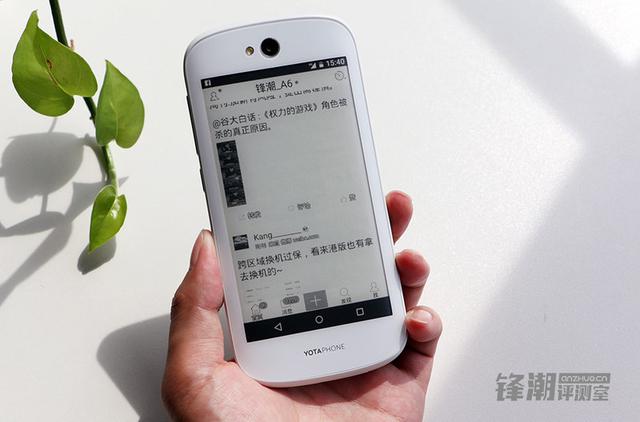 ߱Ƹں ˫ֻYotaPhone 2 