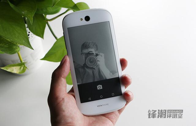 ߱Ƹں ˫ֻYotaPhone 2 