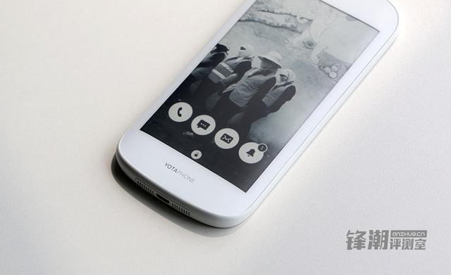 ߱Ƹں ˫ֻYotaPhone 2 