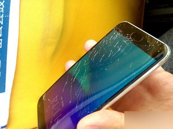 心碎!魅族MX5开卖刚买一天就摔碎了屏幕(图)_