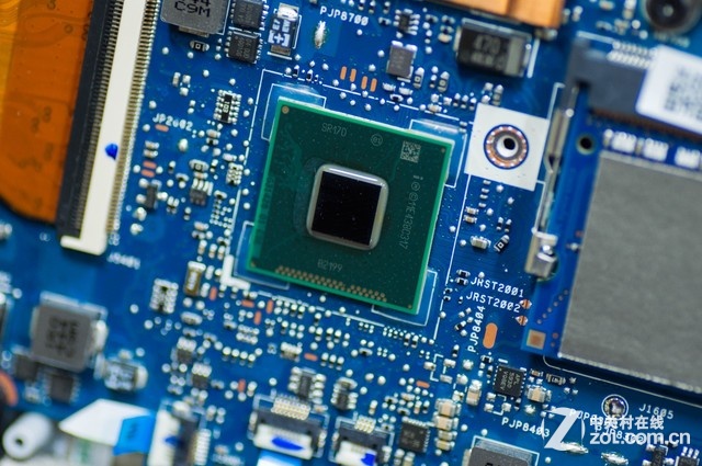 4K显示屏版的华硕UX501配置了一块512GB M.2接口的固态硬盘,生产厂商为三星,隶属于去年十分热门的XP941 SSD系列,号称是全球首款消费级的原生PCI-E固态硬盘。这块SSD由于采用了PCIe 3.0 x4通道,所以性能十分不错,在UX501L上经过测试,连续读写分别可达1000MB/s、700MB/s以上,可以看出华硕在UX501L身上还是下了不少本钱的。