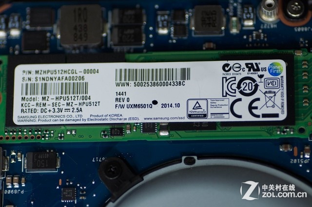 4K显示屏版的华硕UX501配置了一块512GB M.2接口的固态硬盘,生产厂商为三星,隶属于去年十分热门的XP941 SSD系列,号称是全球首款消费级的原生PCI-E固态硬盘。这块SSD由于采用了PCIe 3.0 x4通道,所以性能十分不错,在UX501L上经过测试,连续读写分别可达1000MB/s、700MB/s以上,可以看出华硕在UX501L身上还是下了不少本钱的。