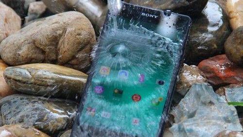 把手机扔鱼缸 有哪些手机还能存活 亲眼见证