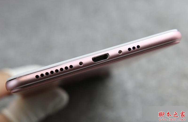 vivo X6Plus拆解的第一步和iPhone有点相似,都是从底部的两颗螺丝入手,使用的是梅花型的螺丝刀。