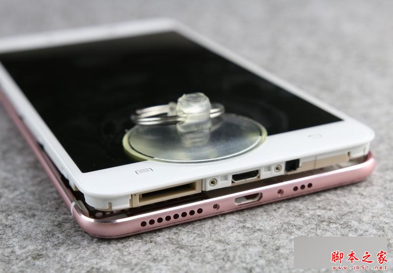 使用吸盘把屏幕吸起来,金属后盖通过卡扣和前面板固定,需要小心处理。