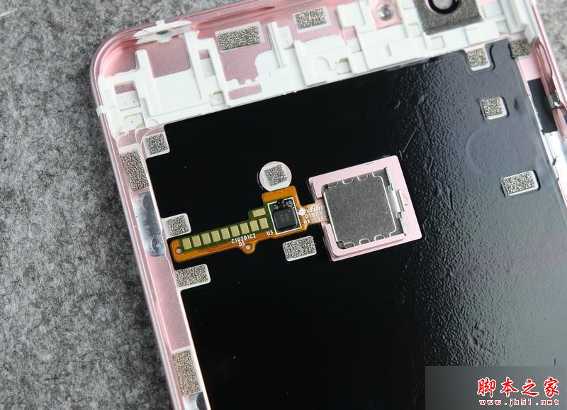 比较特别的是,后盖上的按压式指纹识别直接采用金属触点连接,并没有排线,这样一定程度上方便了后盖的拆卸(不过后盖的卡扣非常紧,拆卸难度很高)。