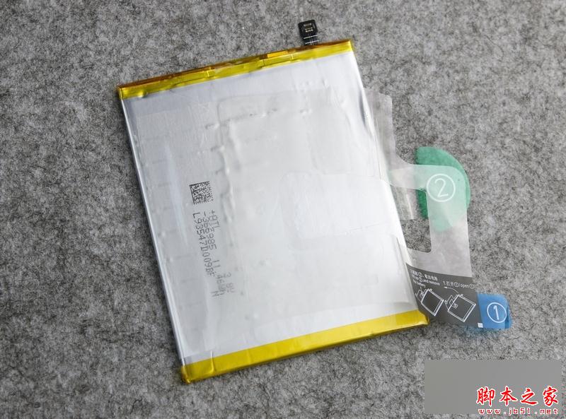 通过电池上的胶贴把电池取出,电池采用双面胶粘贴,拉起的时候需要注意用力。