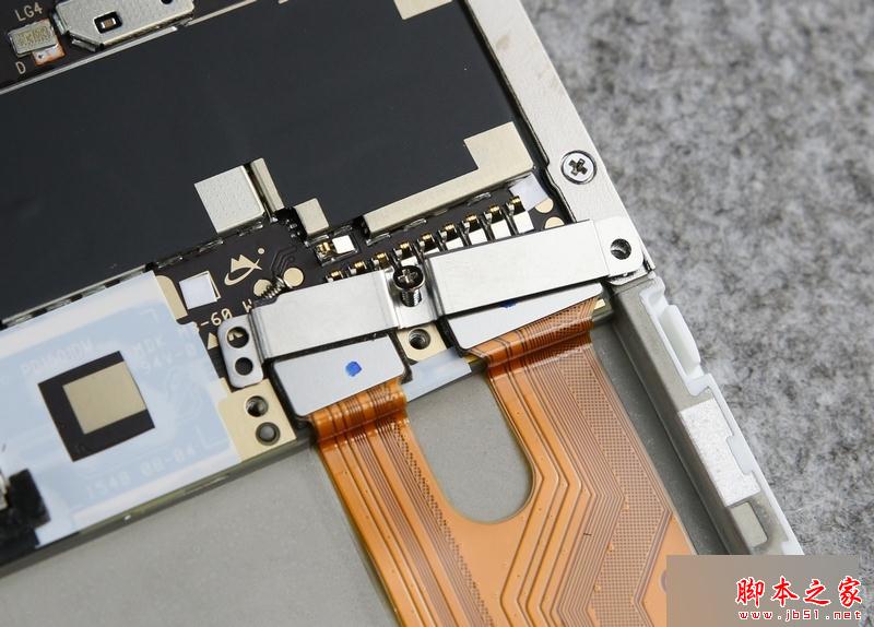 接下来把屏幕和底部小板的排线分离,排线依然使用了金属扣和螺丝固定,用料十足。