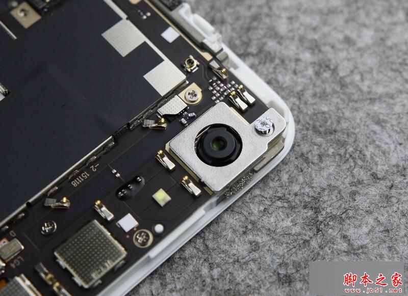 分离摄像头的金属保护盖,同样采用了螺丝(螺丝上有易碎贴,破坏即等于放弃保修)固定,可以看出X6Plus在抗摔性能上有做过比较用心的处理。
