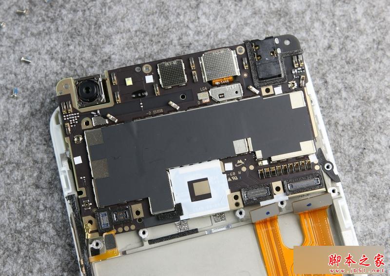 接下来可以把取出,可以看主板上布满了屏蔽罩和石墨散热贴。