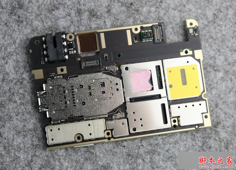 撕开SoC的铜箔片,可以看到SoC上有粉红色的硅脂,用于导热。