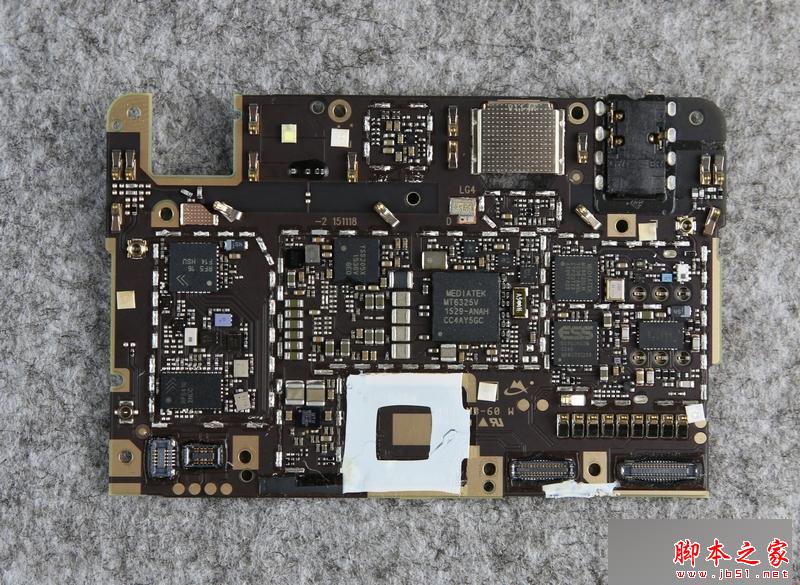 卸下屏蔽罩以后整块主板都显得清爽了很多,这一面有我们最感兴趣的音频芯片。