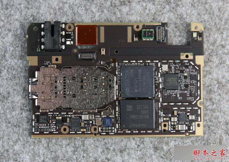 背部有SoC和闪存芯片两个“大块头”级的芯片,接下来是最主要的芯片部分的介绍:
