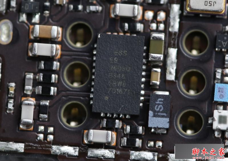 从本次拆解来看,vivo X6Plus的做工很优秀,主板工整,主板上有多处有屏蔽罩且贴有石墨散热贴,相信这和手机本身的HiFi系统设计有一定的关系。后盖采用一体化金属,整体性很高。另外值得一提的是在排线处都有加固,能进一步提升抗摔性能。而所用芯片方面,X6Plus最大特色在于使用了全球首发的ES9028Q2M以及ES9603Q的音频芯片组合,搭配和X5一样的YSS205X数字环绕声信号处理芯片,在内放和K歌方面都有自身的硬件优势。