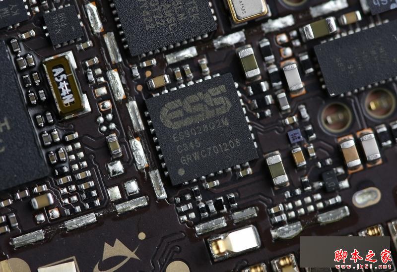 我们这次拆解最想看到的一颗芯片,ESS的ES9028Q2M,是ES9028系列的首款芯片,X6Plus也是全球首发这款芯片的产品,它提供了129dB的信噪比,失真率-120dB,参数上和SABRE9018AQ2M是一样的,比其他HiFi手机使用的ES9018K2M和ES9018C2M更强。从封装看是和SABRE9018AQ2M一样的QFN封装。