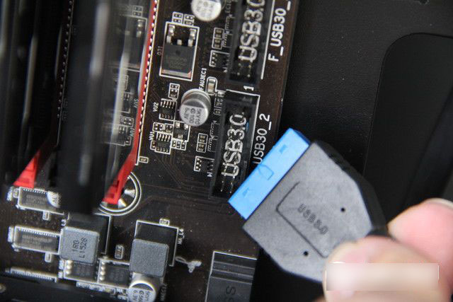 USB3.0接口解法示意图 连接方法其实很简单。其中,电源开关和重启开关都是不分正负极的,而两个指示灯需要区分正负极。只要按照主板上的标注信息和跳线信息相对应的接好就可以了。 而像HD AUDIO以及USB跳线的位置同样在主板上面都有标注。并且都是防呆设计,线上有一个缺口是没有针脚的,而主板相应的接口同样也是分别有一个位置是没有针脚的,按照相应位置相接即可。 总结: 组装电脑硬件安装的过程中也可能出现各种意想不到的小问题,只要您有着一颗DIY玩家积极探索的心,相信您也可以打造一个自己专属的DIY主机的。