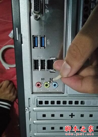 耳机插上电脑后在里面断了怎么办 耳机头断到电脑耳机孔里拿不出来怎么办_电脑常识_电脑基础_脚本之家