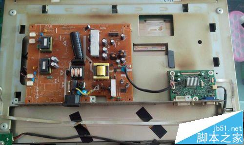 电脑显示器开机一会就黑屏的拆机维修方法_显示器