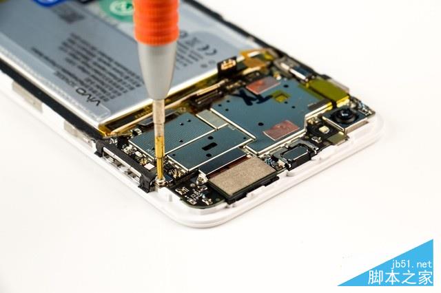 2016年11月vivo发布x9,售价2798元起,vivo X9主要特点为搭载了两个前置摄像头,一个2000万索尼定制IMX376传感器摄像头,一个800万的专业级虚化摄像头,协同拍照可以拍摄出大光圈效果的人像照片。vivo X9搭载了高通骁龙八核处理器(2.0GHz),采用了5.5寸的1080P屏幕,4G RAM和64G的ROM组合,配备3040mAh的电池,并支持双引擎闪充。 回看之前的手机双摄产品,你会发现双射技术均被运用在后置摄像头上,并没有配备前置双摄的手机出现。正在后置双摄风行的年代,viv