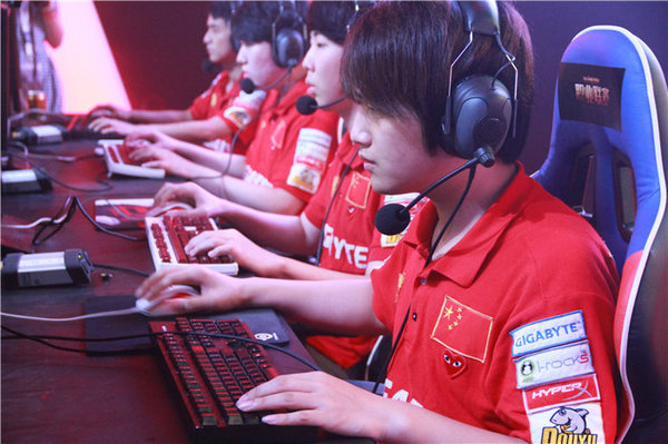 LOL圈众星陨落季 WE世界第一ADC微笑宣布退役