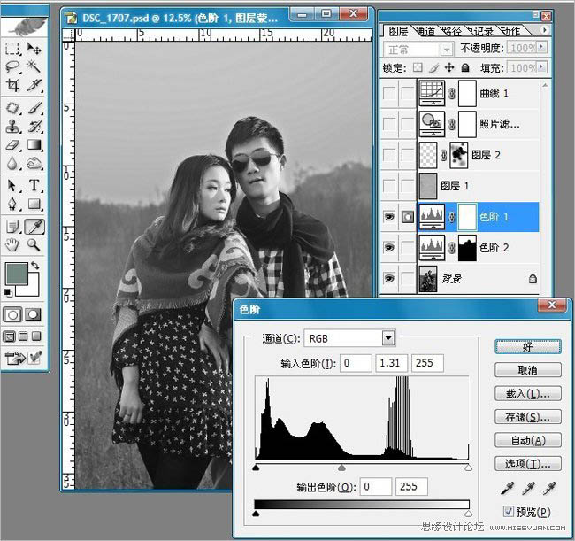 PS将黑白照片合成带逼真划痕的老照片效果