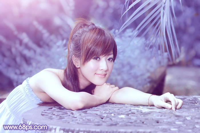 Photoshop为夏日趴在石桌上的<em>美女图片</em>增加小